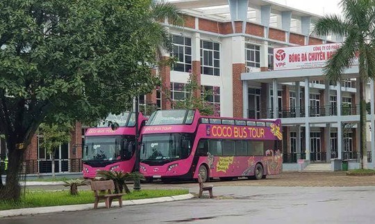 2 xe buýt 2 tầng xuất hiện tại trụ sở VFF, sẵn sàng đón U23 Việt Nam - Ảnh 1.