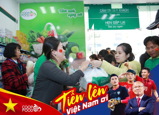 Co.opmart giảm giá mạnh 2.300 sản phẩm cổ vũ trận chung kết U23 Việt Nam - Ảnh 1.