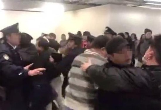 Cự cãi nhân viên sân bay, hành khách Trung Quốc bị bắt - Ảnh 1.