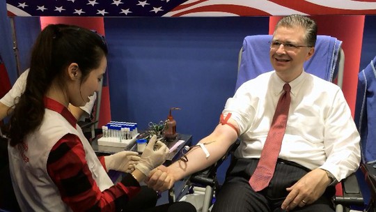Tân Đại sứ Mỹ tại Việt Nam hiến máu Trao tặng quà Tết - Ảnh 1.