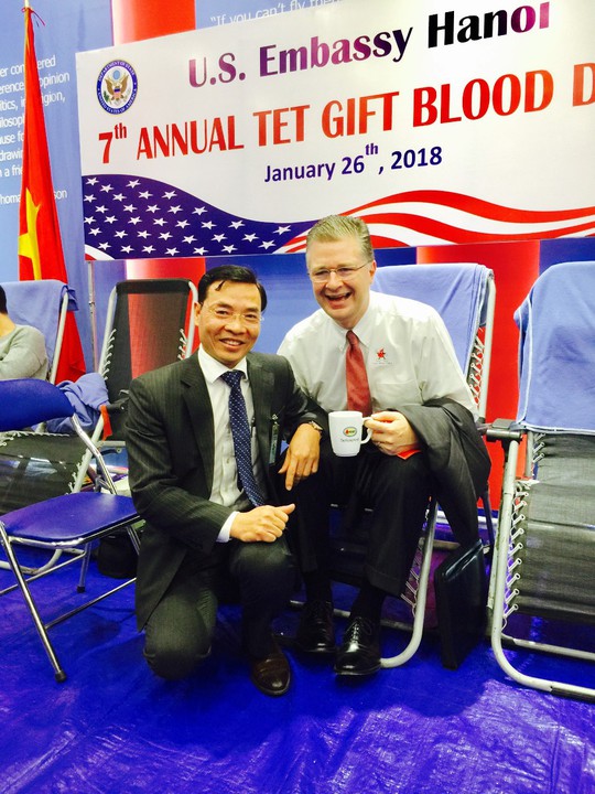 Tân Đại sứ Mỹ tại Việt Nam hiến máu Trao tặng quà Tết - Ảnh 2.