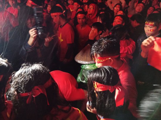 Người hâm mộ rơi lệ tiếc nuối bàn thua vào phút chót của U23 Việt Nam - Ảnh 6.
