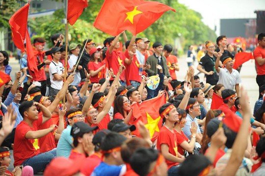 U23 Việt Nam - Uzbekistan: CĐV nhuộm đỏ phố đi bộ - Ảnh 7.