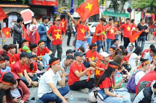 U23 Việt Nam - Uzbekistan: CĐV nhuộm đỏ phố đi bộ - Ảnh 11.