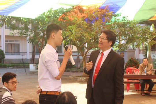 Thầy trò cổ vũ U23 VN làm nóng chương trình tư vấn tuyển sinh - Ảnh 1.