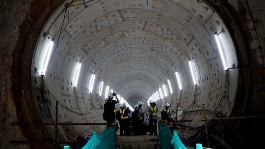 Cận cảnh bên trong đường hầm tuyến Metro đầu tiên của TPHCM - Ảnh 1.