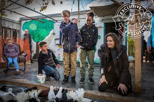 Angelina Jolie đưa hai con đến thăm trại tị nạn - Ảnh 1.