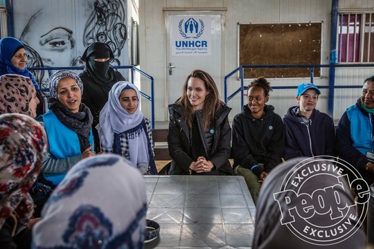 Angelina Jolie đưa hai con đến thăm trại tị nạn - Ảnh 3.