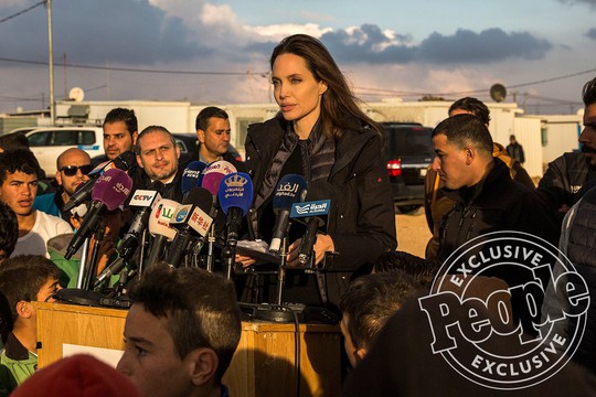 Angelina Jolie đưa hai con đến thăm trại tị nạn - Ảnh 2.