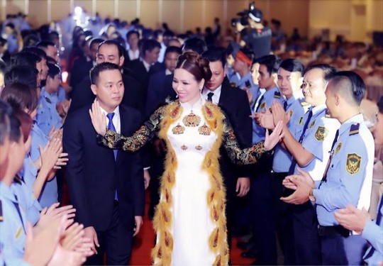 Hoa hậu Bùi Thị Hà chi 2 tỷ đồng cho tiệc tất niên công ty - Ảnh 2.