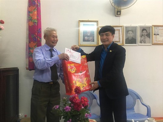 Chủ tịch Tổng LĐLĐ Việt Nam tặng quà Tết cho thầy cô giáo vùng biên giới - Ảnh 2.