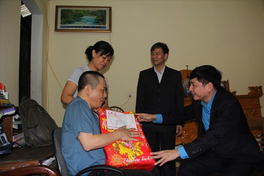 Chủ tịch Tổng LĐLĐ Việt Nam tặng quà Tết cho thầy cô giáo vùng biên giới - Ảnh 3.