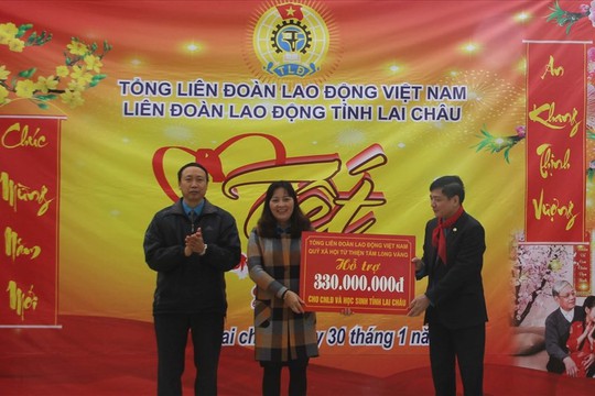 Chủ tịch Tổng LĐLĐ Việt Nam tặng quà Tết cho thầy cô giáo vùng biên giới - Ảnh 1.