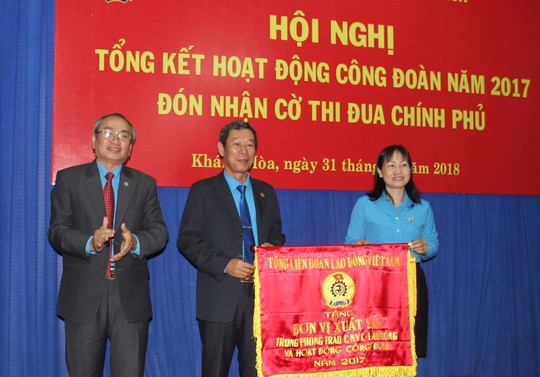 Tổng LĐLĐ Việt Nam phối hợp BIDV trao quà Tết - Ảnh 1.