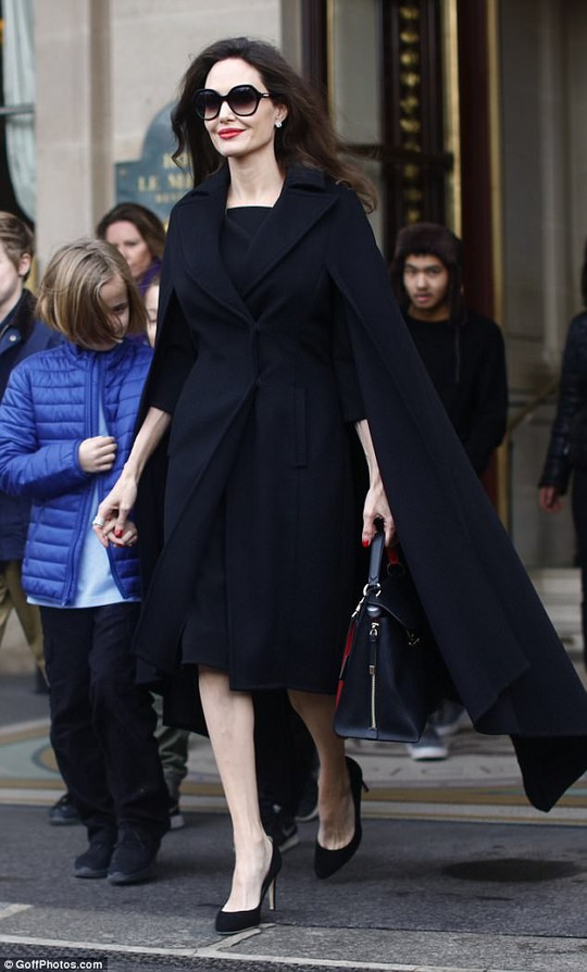 Pax Thiên tháp tùng mẹ Angelina Jolie đến Paris - Ảnh 9.