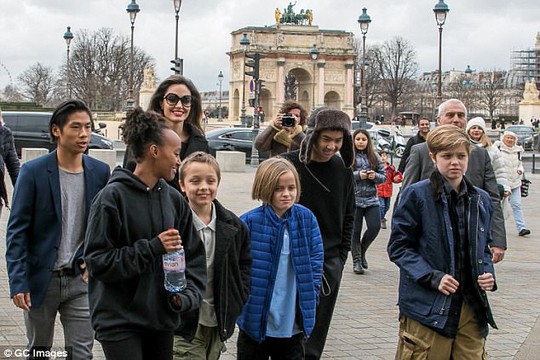 Pax Thiên tháp tùng mẹ Angelina Jolie đến Paris - Ảnh 3.