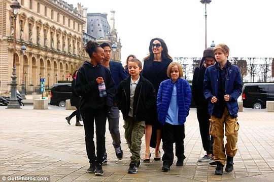 Pax Thiên tháp tùng mẹ Angelina Jolie đến Paris - Ảnh 5.