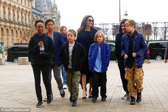 Pax Thiên tháp tùng mẹ Angelina Jolie đến Paris - Ảnh 4.