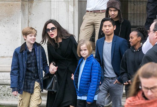Pax Thiên tháp tùng mẹ Angelina Jolie đến Paris - Ảnh 6.