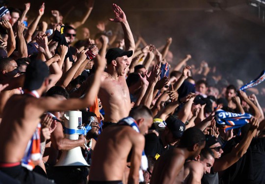 Khán đài sập ở Tây Ban Nha, fan Pháp bị xịt hơi cay lạ - Ảnh 6.