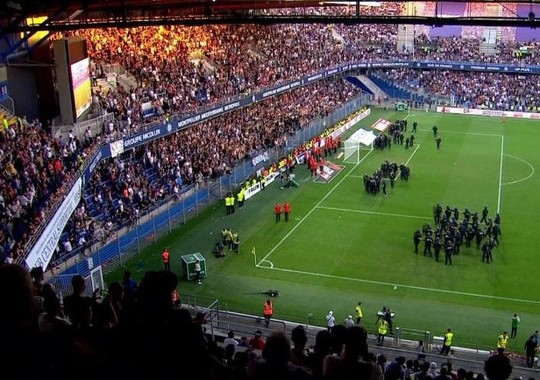 Khán đài sập ở Tây Ban Nha, fan Pháp bị xịt hơi cay lạ - Ảnh 7.
