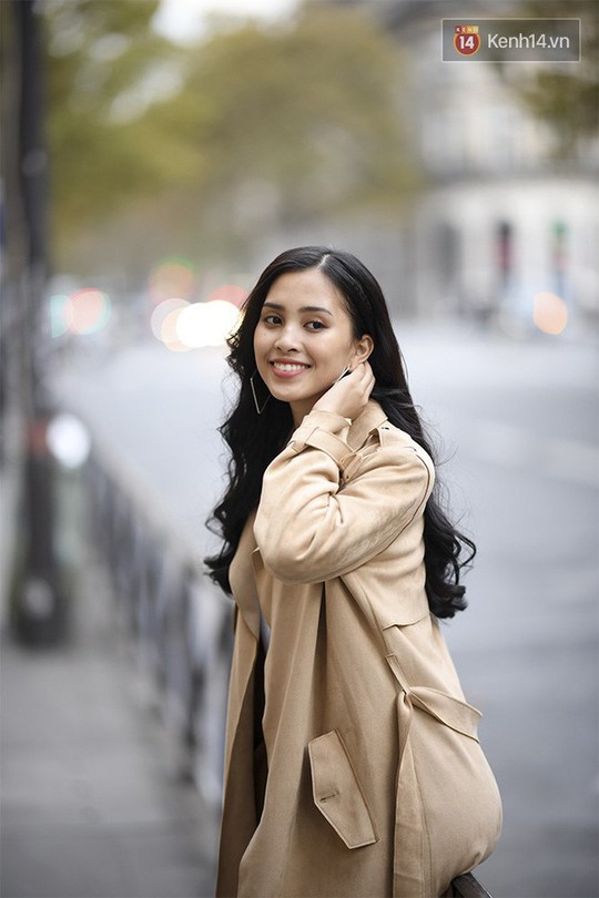 Hoa hậu Tiểu Vy mặt mộc dạo phố Paris - Ảnh 1.