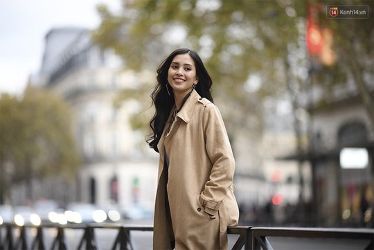 Hoa hậu Tiểu Vy mặt mộc dạo phố Paris - Ảnh 2.