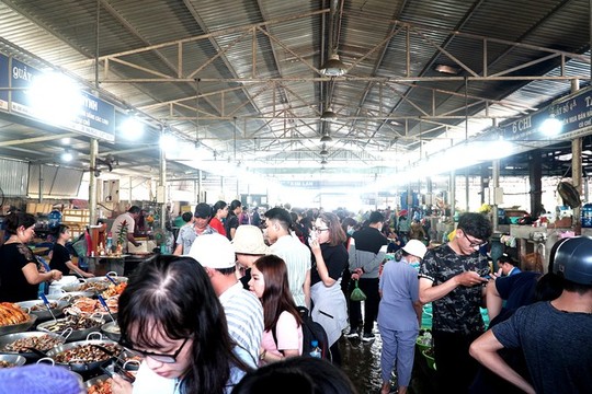 Thiên đường hải sản tươi rói ở chợ ngoại ô Sài Gòn - Ảnh 1.