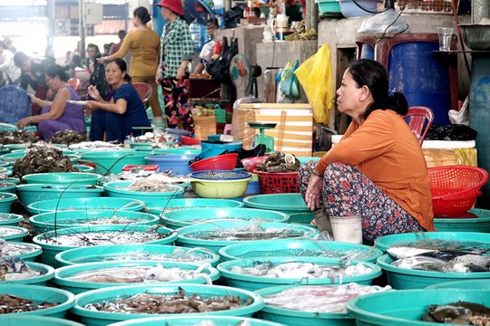 Thiên đường hải sản tươi rói ở chợ ngoại ô Sài Gòn - Ảnh 2.