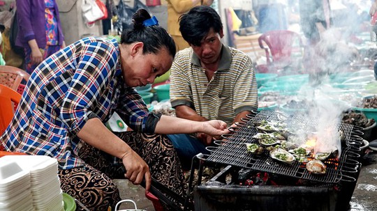 Thiên đường hải sản tươi rói ở chợ ngoại ô Sài Gòn - Ảnh 3.