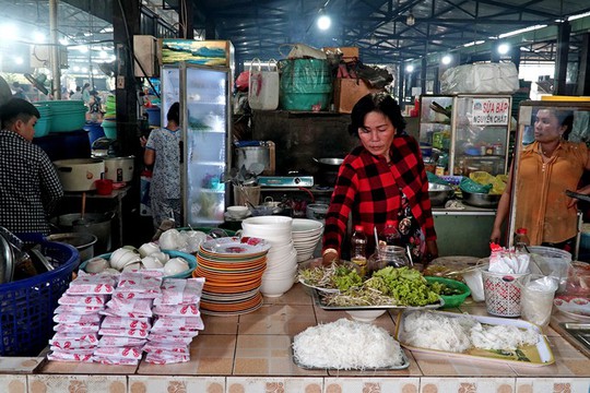 Thiên đường hải sản tươi rói ở chợ ngoại ô Sài Gòn - Ảnh 4.