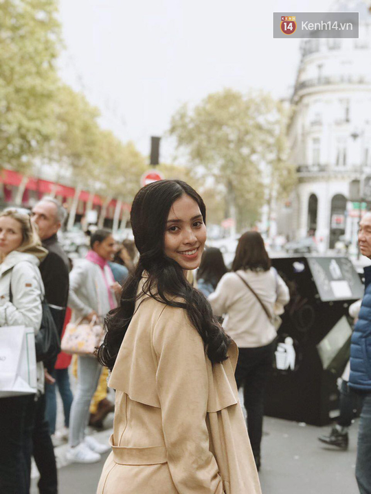 Hoa hậu Tiểu Vy mặt mộc dạo phố Paris - Ảnh 7.