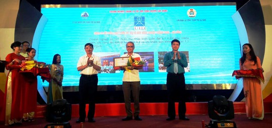 Đà Nẵng tôn vinh 27 doanh nghiệp chăm lo tốt đời sống cho NLĐ - Ảnh 1.