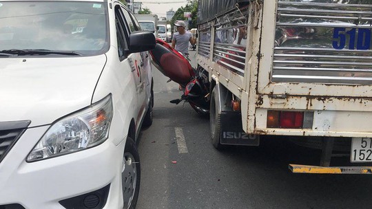 Xe máy va chạm xe tải và taxi, 3 nam sinh nhập viện cấp cứu - Ảnh 2.