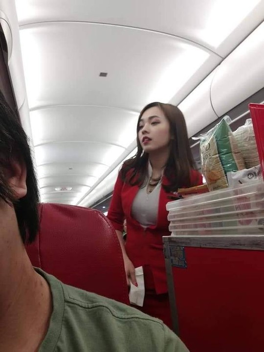 Nữ tiếp viên hàng không gốc Hoa bị chụp trộm gây sốt mạng xã hội - Ảnh 1.