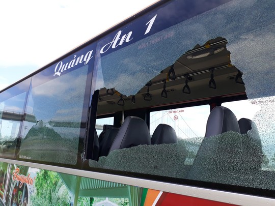 Đập kính xe buýt đe dọa hành khách, một đối tượng bị đưa vào trại cai nghiện - Ảnh 2.