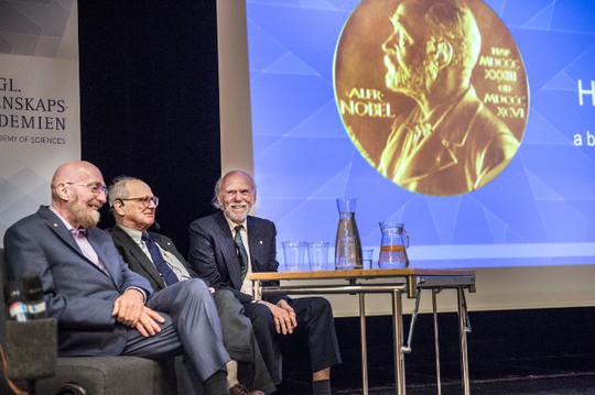 Đoạt giải Nobel Vật lý 2018 ở tuổi 96 - Ảnh 3.