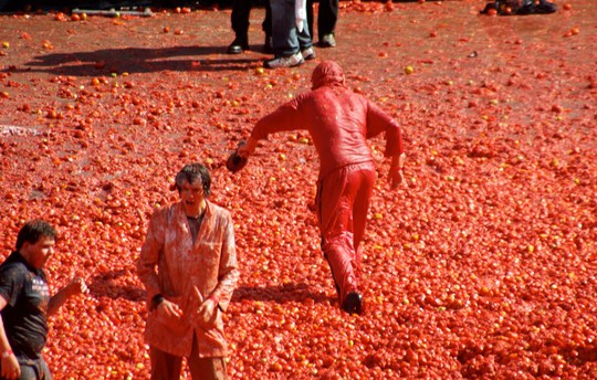 Lễ hội cà chua nhuộm đỏ Tây Ban Nha có gì thú vị? - Ảnh 2.