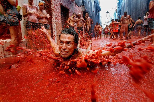 Lễ hội cà chua nhuộm đỏ Tây Ban Nha có gì thú vị? - Ảnh 11.