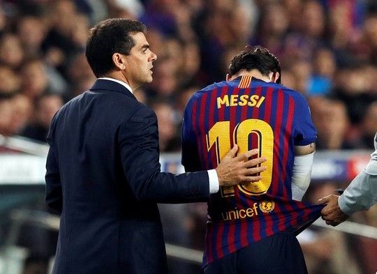 Giành ngôi đầu cho Barcelona, Messi gãy tay, lỡ siêu kinh điển - Ảnh 6.