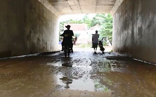 Hai cầu trên đường cao tốc Đà Nẵng - Quảng Ngãi bị thấm nước mưa - Ảnh 5.