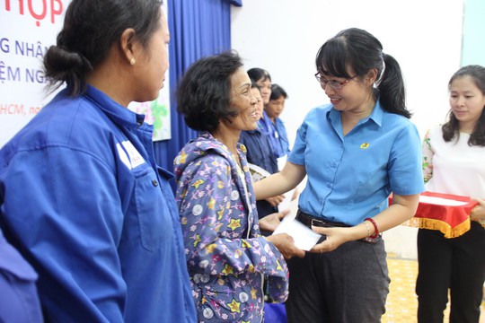 Ấm lòng nữ công nhân vệ sinh - Ảnh 1.