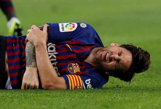 Giành ngôi đầu cho Barcelona, Messi gãy tay, lỡ siêu kinh điển - Ảnh 4.
