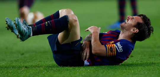 Cận cảnh chấn thương ghê rợn khiến Messi gãy tay - Ảnh 1.