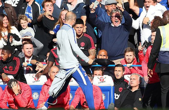 Mourinho đối mặt án phạt sau pha rượt đuổi trợ lý HLV Chelsea - Ảnh 2.