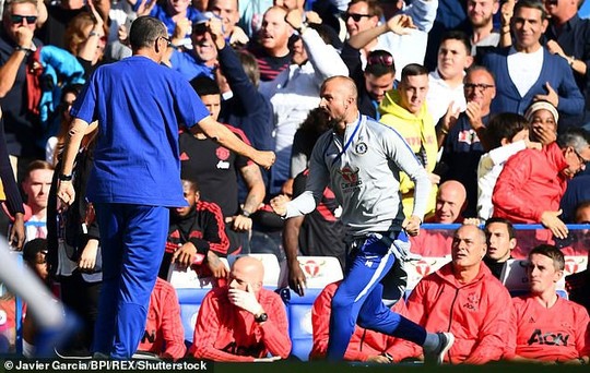 Mourinho đối mặt án phạt sau pha rượt đuổi trợ lý HLV Chelsea - Ảnh 3.
