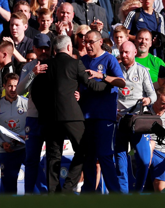 Mourinho đối mặt án phạt sau pha rượt đuổi trợ lý HLV Chelsea - Ảnh 6.
