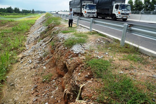 Ta luy sạt lở, bê tông vỡ vụn trên đường cao tốc Đà Nẵng – Quảng Ngãi - Ảnh 4.