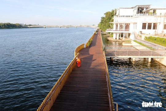 Cận cảnh cầu đi bộ bằng gỗ lim dọc sông Hương - Ảnh 1.