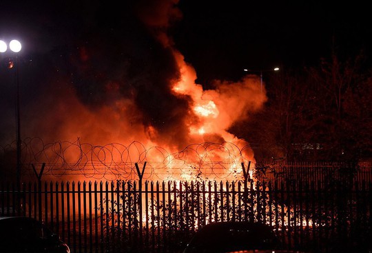 Máy bay Chủ tịch Leicester gặp nạn, bốc cháy bên ngoài sân King Power - Ảnh 2.